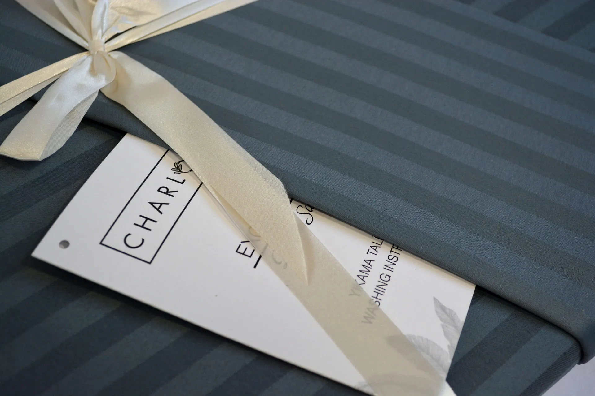 Постільна білизна Stripe Satin 200 × 220 см (євро) Antrasit від Charlotte - Зображення 2
