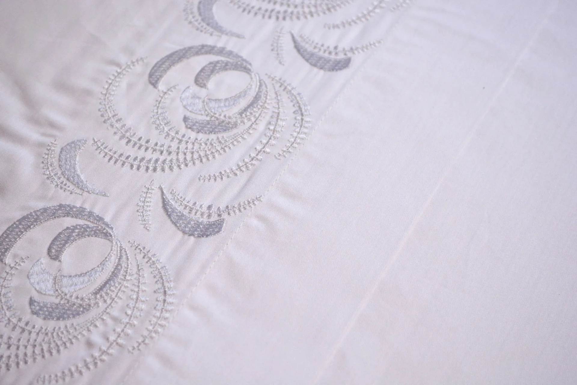 Комплект постільної білизни Embroidered Satin 200 × 220 см (євро) Clare від Issimo - Зображення 2