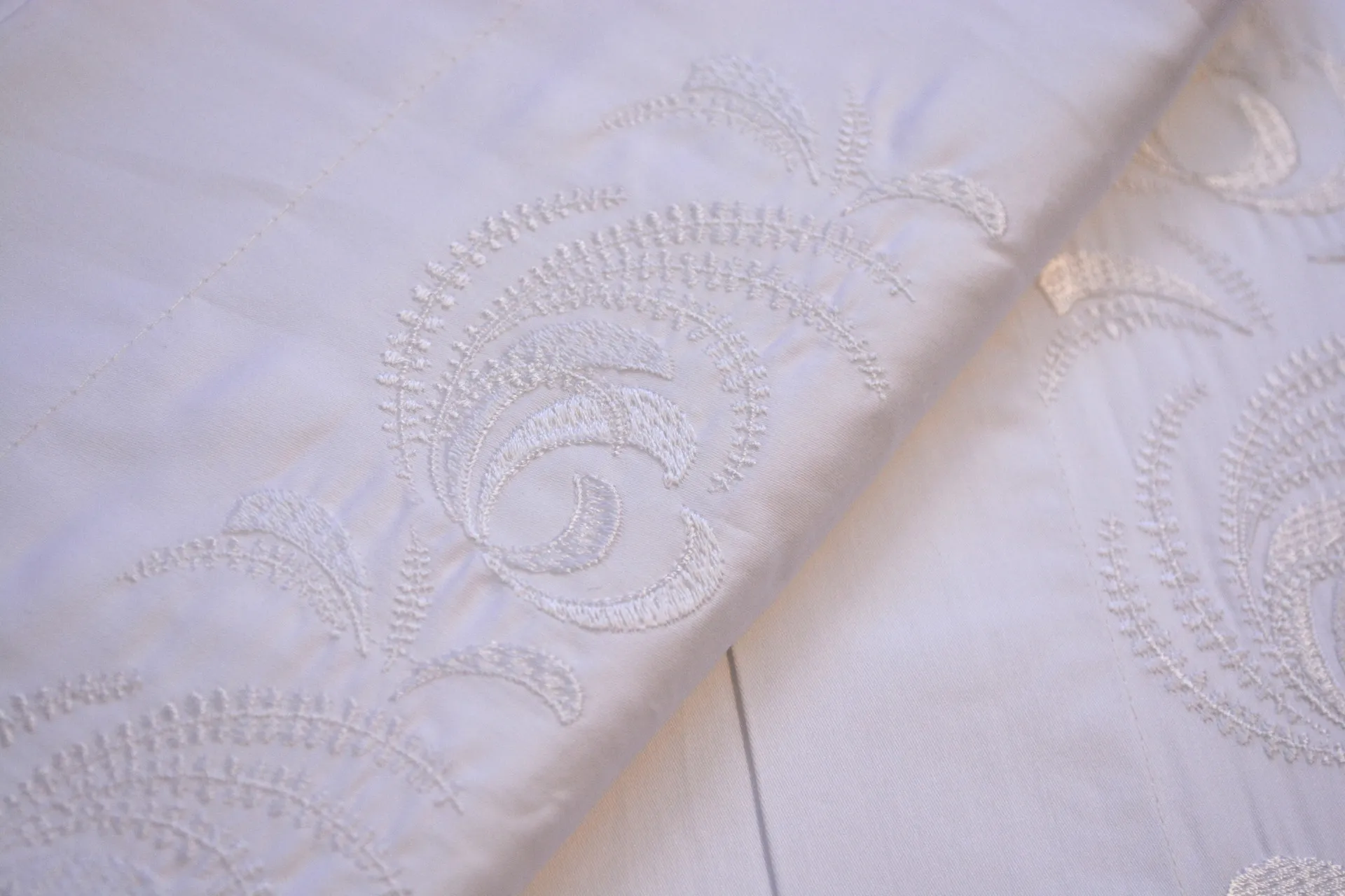 Комплект постільної білизни Embroidered Satin 200 × 220 см (євро) Clare від Issimo - Зображення 3