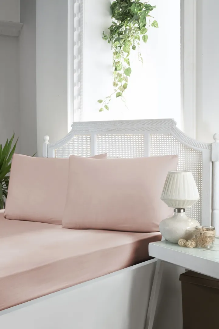 Сатинове простирадло 160 × 200 см на гумці з наволочками від First Choice