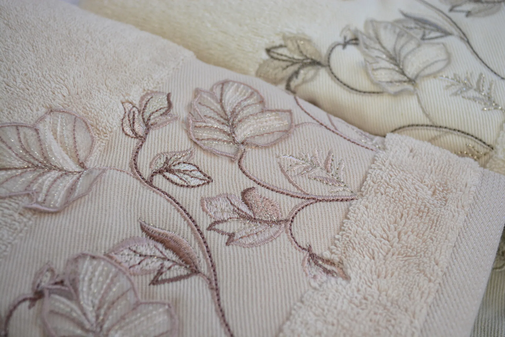 Набір рушників з вишивкою 70×140 см Rana Leaf від Pupilla - Зображення 3