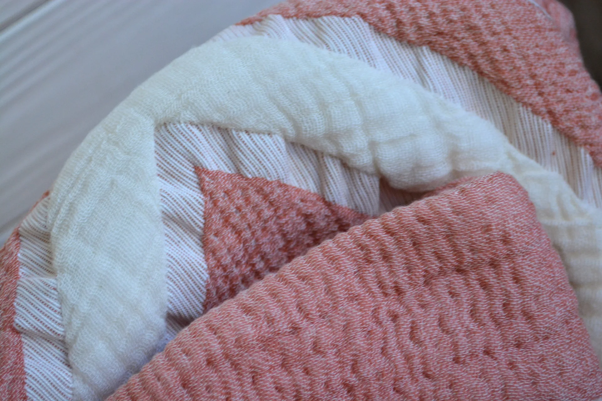 Муслінове покривало з наволочками Sonia 240 × 260 см (євро) Цегляний від Saheser - Зображення 4
