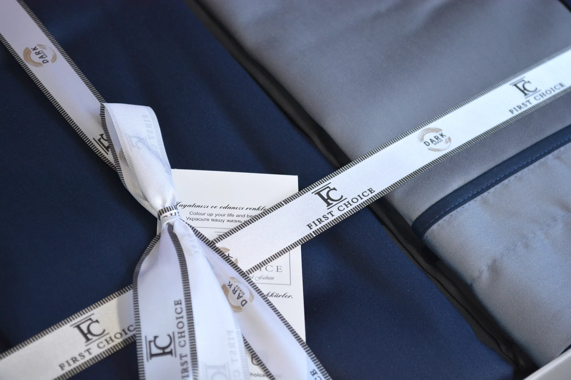 Постільна білизна Deluxe Satin DARK 200 × 220 см (євро) Serenity Dark Grey-Navy Blue від First Choice - Зображення 5